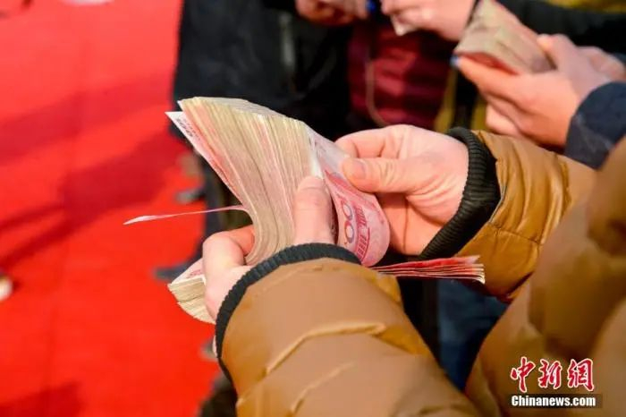资料图：清点工资。图片来源：视觉中国