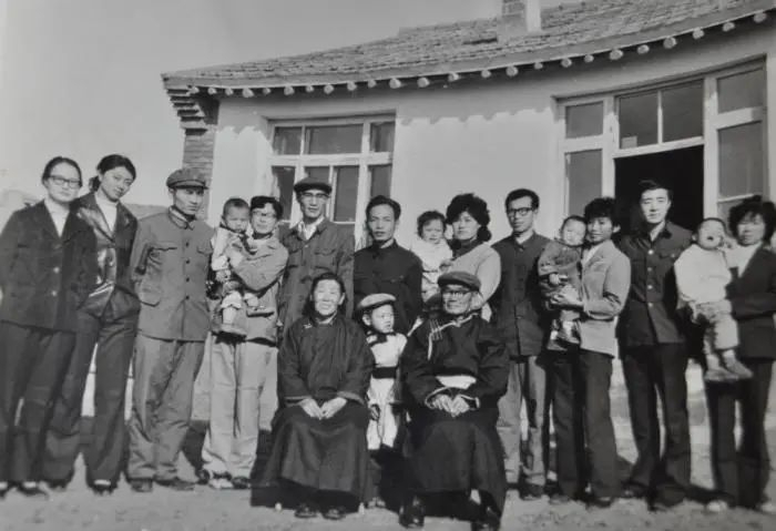 资料图：“草原母亲”张凤仙夫妇和她收养的6个孩子及家人的全家福。新华社发