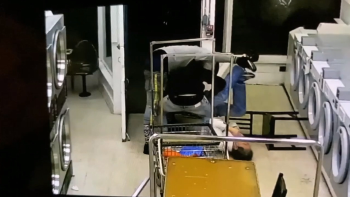 美国67岁亚裔老人被嫌犯殴打在地（视频截图）