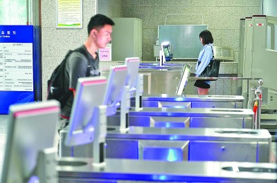 某大学的学生“刷脸”进出图书馆。新华社发