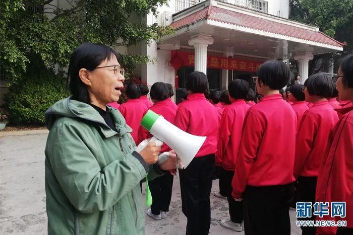 ▲2021年3月3日，张桂梅正在和孩子们一起唱《红梅赞》。新华网发（李聪 摄）