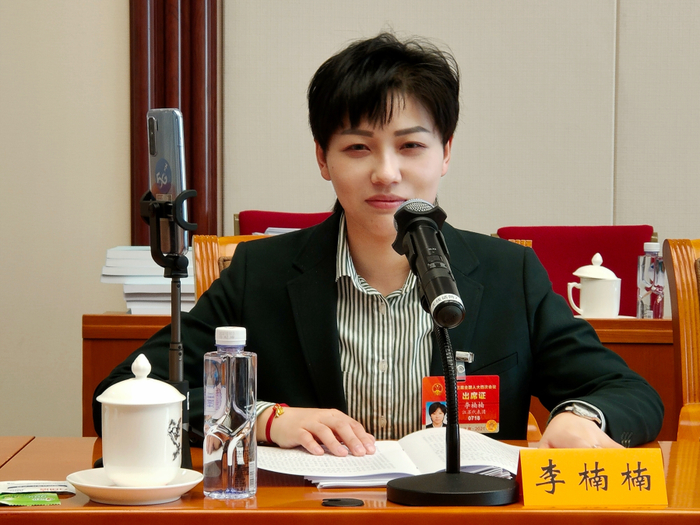 图为全国人大代表李楠楠在会议上发言。（受访者供图）