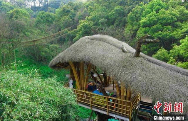 图为造型别致的三毛书屋。 陈鑫 摄