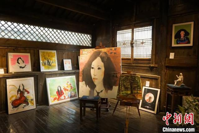 图为重庆三毛故居内陈列的三毛画像。 陈鑫 摄