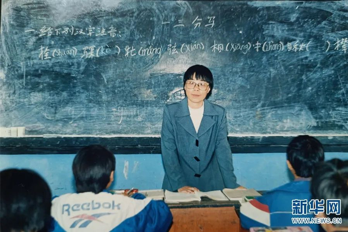 ▲1998年，张桂梅在华坪民中任教，当时她刚做完第二次手术（资料图）。新华网发（华坪县融媒体中心 供图）