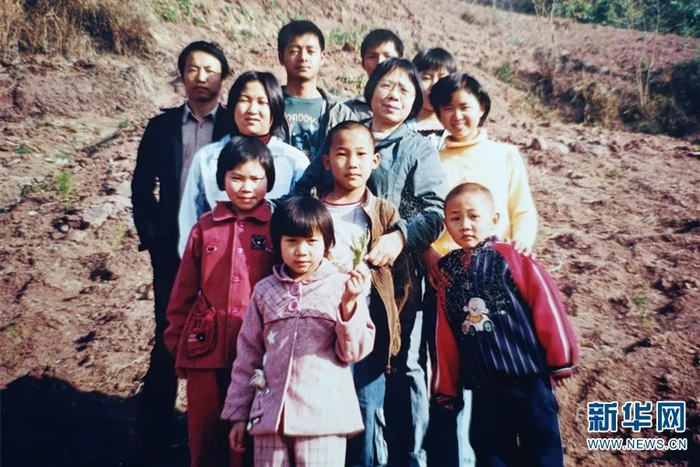 ▲2009年春节，张桂梅带华坪县儿童福利院的孩子们爬山（资料图）。新华网发（华坪县融媒体中心 供图）