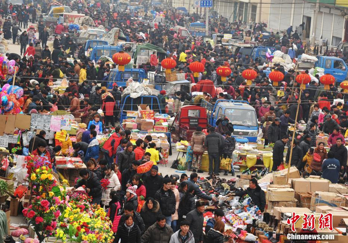 农村春节集市 资料图来自中新网