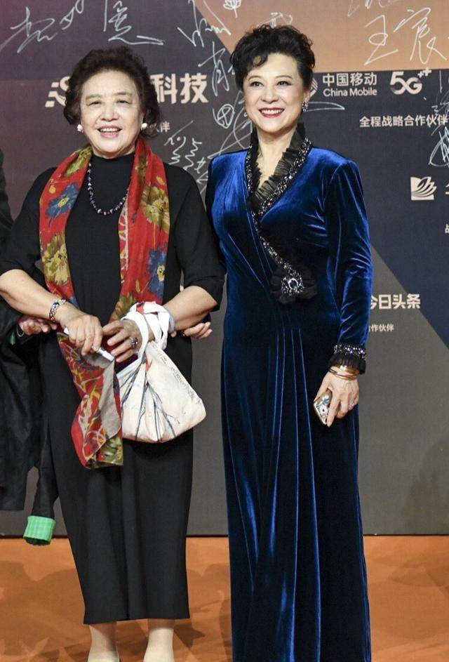 王馥荔容颜不改70多岁还这么漂亮穿花棉袄俗套气质却很优雅