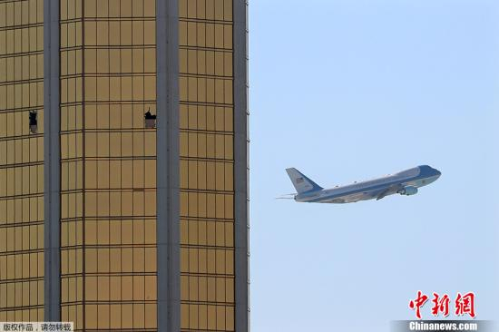  资料图：美国“空军一号”飞过位于拉斯维加斯的曼德勒湾酒店。Mike Blake