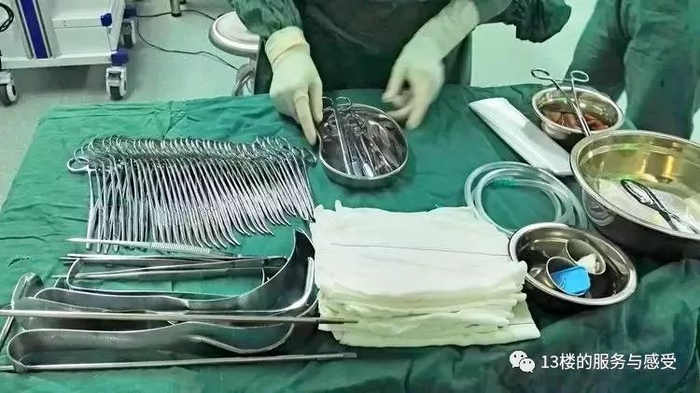 手术器械怎么穿走近手术室护士:无影灯下,别以为递把手术刀很简单。_新闻资讯_第3张_活检穿刺产品网 手术器械怎么穿走近手术室护士:无影灯下,别以为递把手术刀很简单。_https://www.jmylbn.com_新闻资讯_第3张