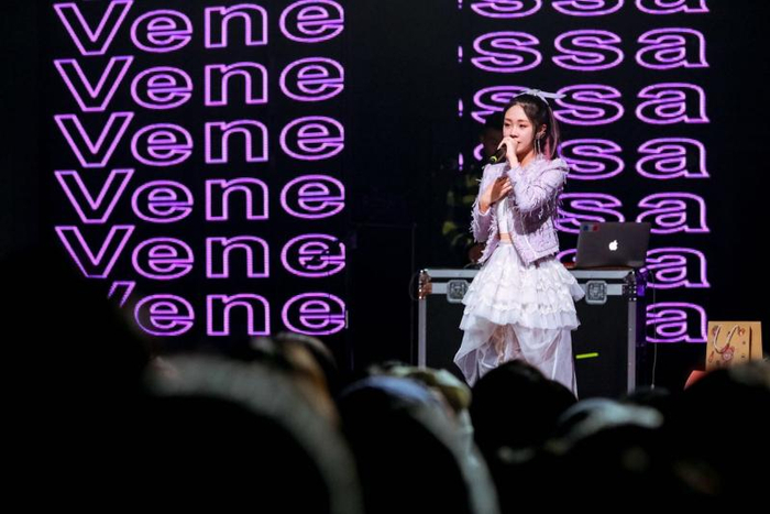 黄子韬旗下00后唱作人石玺彤全新单曲anxiety焦糖上线