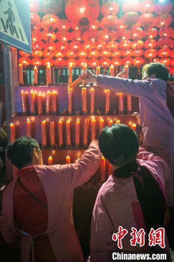 市民纷纷到文峰宫“点烛山、烛船”，迎祥纳福。 蔡昊 摄