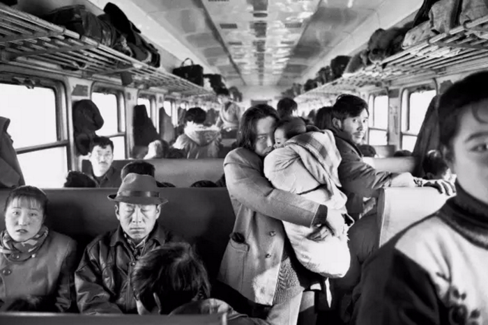 ▲赶往前方的人们。1991年，绥芬河—哈尔滨。王福春摄。