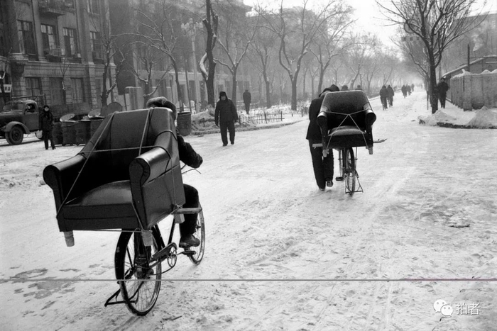 1987年，哈尔滨，市民用自行车驮沙发回家。