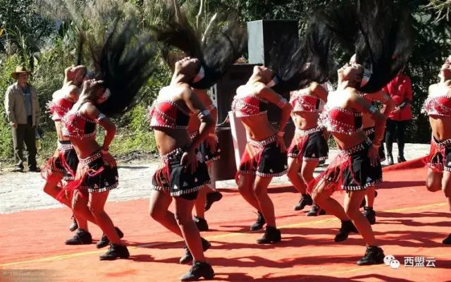 甩发舞 图源：“西盟云”微信公众号