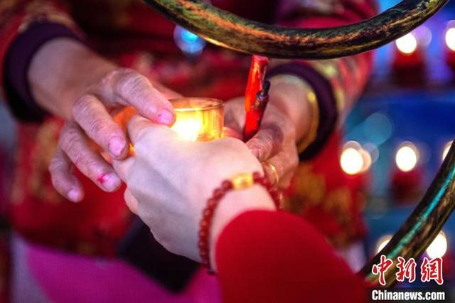 市民纷纷到文峰宫“点烛山、烛船”，迎祥纳福。 蔡昊 摄