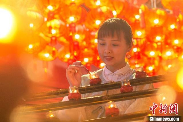 市民纷纷到文峰宫“点烛山、烛船”，迎祥纳福。 蔡昊 摄