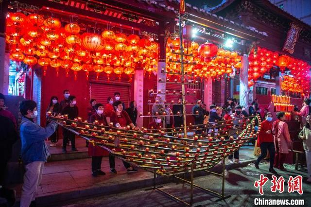 点烛山把“一月欢腾”的莆田元宵推向高潮。 蔡昊 摄