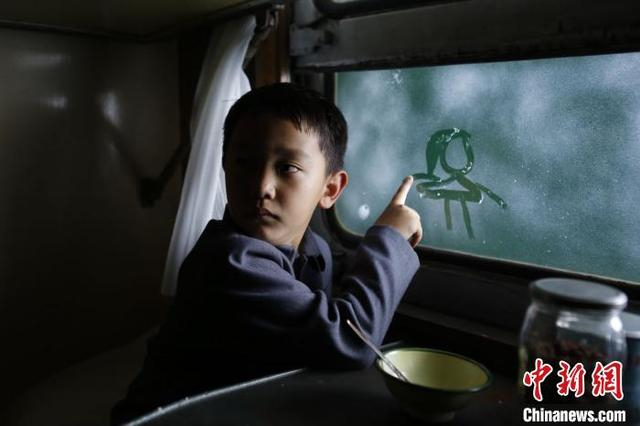 图为《海林都》电影中，小巴根在火车玻璃上画妈妈。 李宗刚 摄