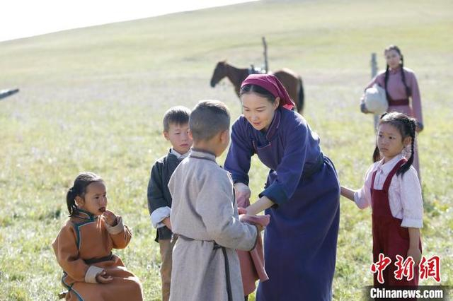 图为《海林都》电影中，蒙古族母亲与自己的孩子和领养的孩子在一起。 李宗刚 摄