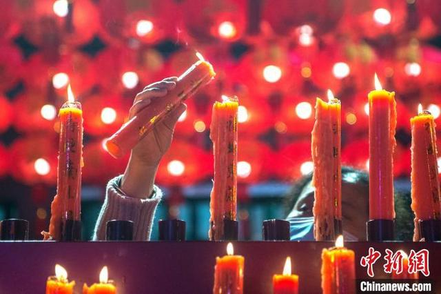 点烛山仪式这一习俗已有600多年的历史。 蔡昊 摄