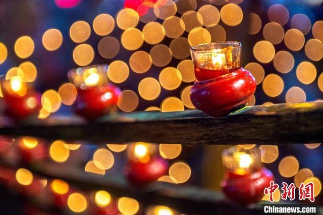 各家各户把“烛脚”请回家中，象征把所有喜气好运带入红红火火的新一年。 蔡昊 摄