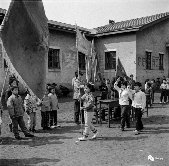 ▲1980年，哈尔滨，少先队日授旗仪式。