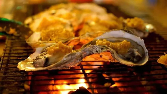 ▲ 扎耗排，烤生蚝。 图一、二/笑飞雪， 图三/图虫·创意