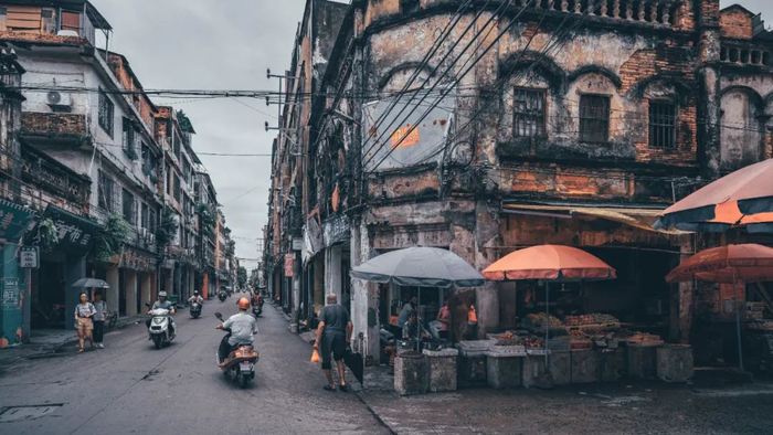 ▲ 湛江是一座海滨城市，海湾大桥夜色阑珊，老城内的墙壁斑驳陆离。摄影/李琼