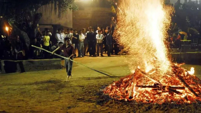 ▲ 来自闽南的“过火海”。图/视觉中国