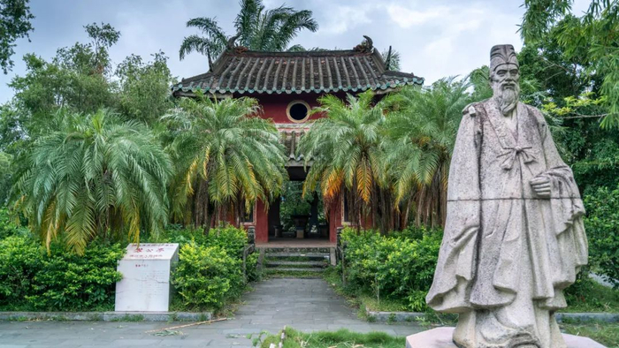 ▲ 雷州西湖公园和苏东坡像。摄影/李琼