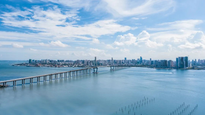 ▲ 徐闻登云塔，红土地，海湾大桥。 图一摄影/李琼，图二、三摄影/NB林嘉