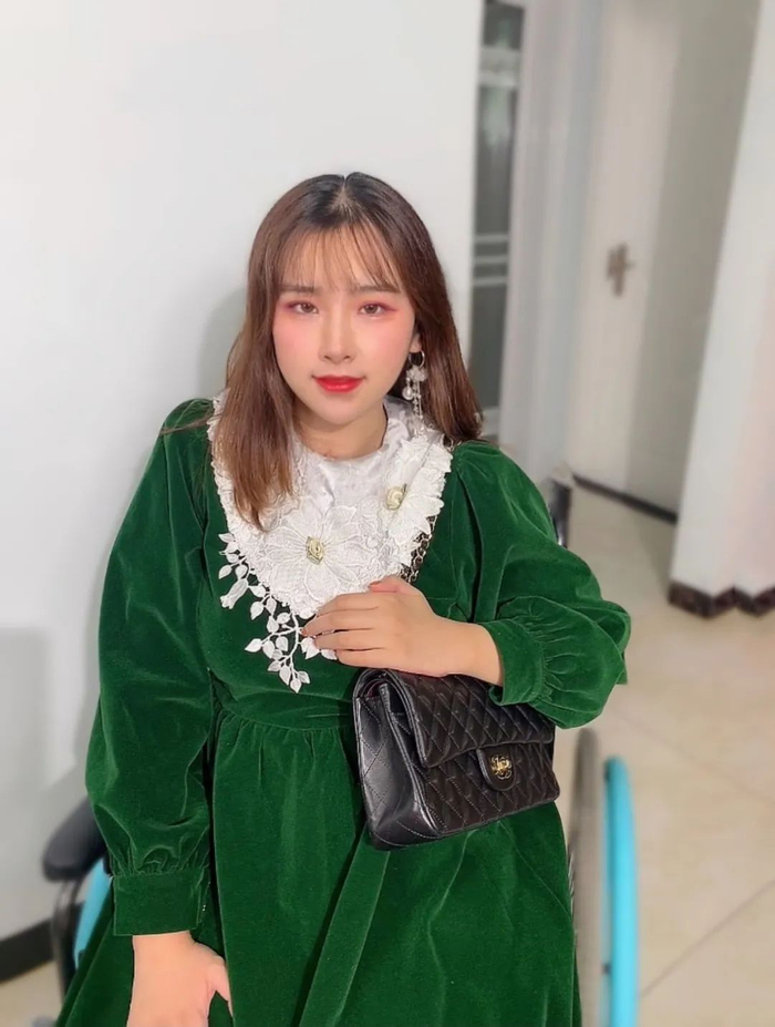 ▲轮椅上的璐英流。受访者供图