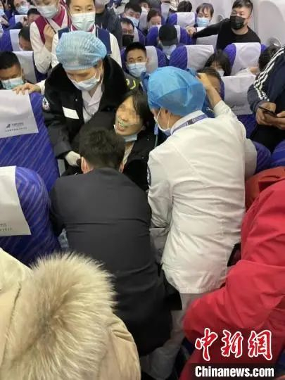 图为机组人员在机上施救