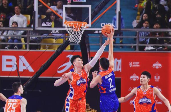 双方球员贡献了一场精彩对抗。