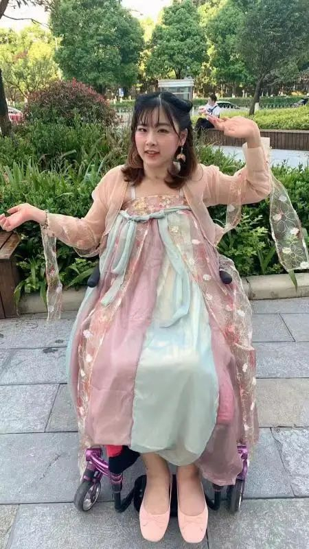 ▲轮椅上的璐英流。受访者供图