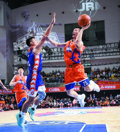 精英队球员王岚嵚（右）在比赛中上篮