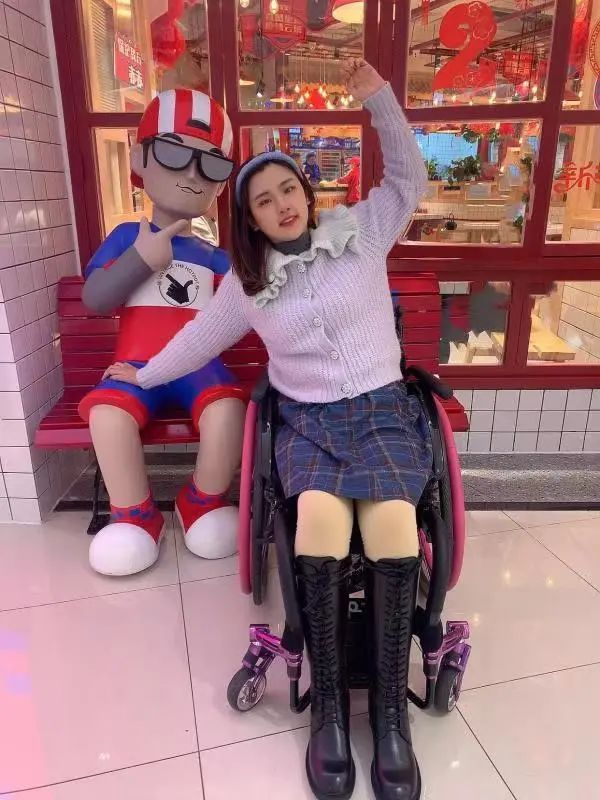 ▲轮椅上的璐英流。受访者供图