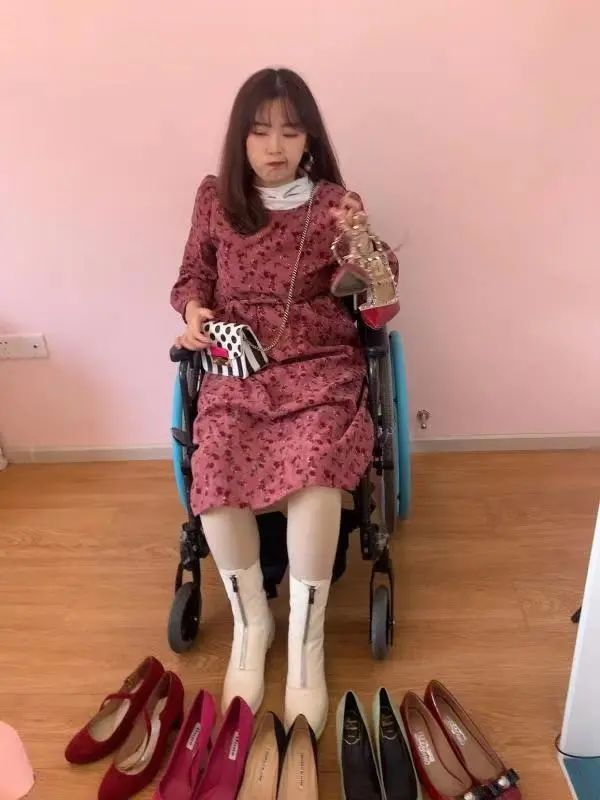 ▲轮椅上的璐英流和她穿不上的高跟鞋。受访者供图