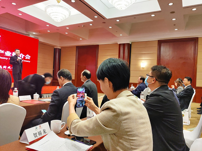 现场，贺娇龙在通过“贺县长说昭苏”抖音号对推介会进行直播。