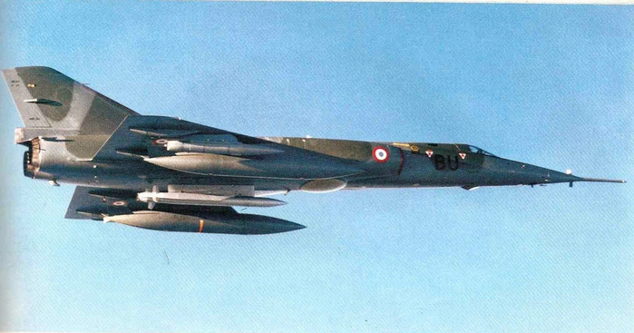 “幻影”-4战略轰炸机后期换装了ASMP核导弹，可在敌方大部分防空武器射程外发动核打击。