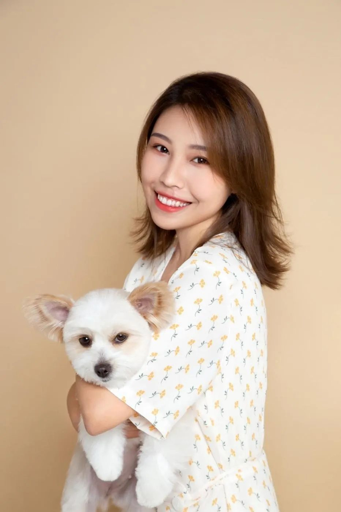 （黄澜曦与她的爱宠“太妃”）