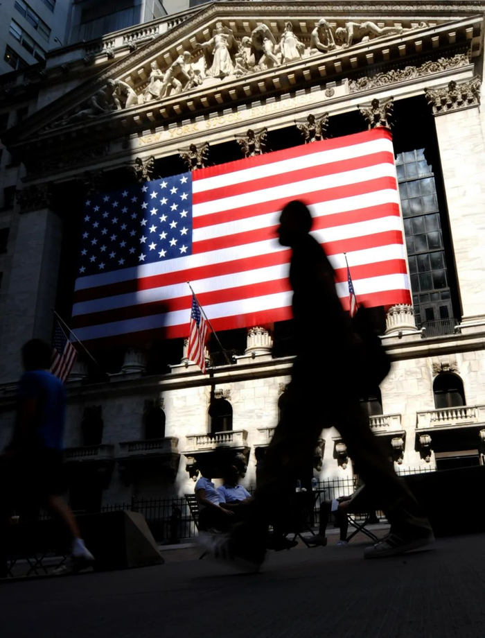 资料图片：行人从美国纽约证券交易所前经过。（新华社）