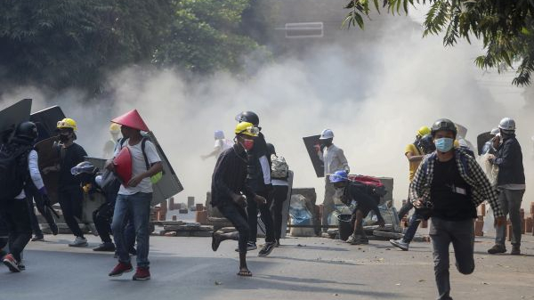  当地时间2021年3月3日，缅甸曼德勒，市民走上街头抗议军方行动，与警方发生冲突。（人民视觉）