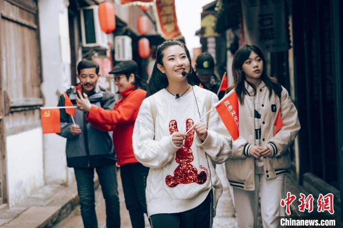 浦东新区创新推出精品旅游线路，将新场古镇打造成“红色记忆小镇”，民众可“沉浸式”体验“红色”浦东。浦东新区官方供图