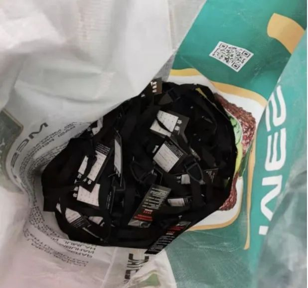 △装在袋子里的“产品合格证” 