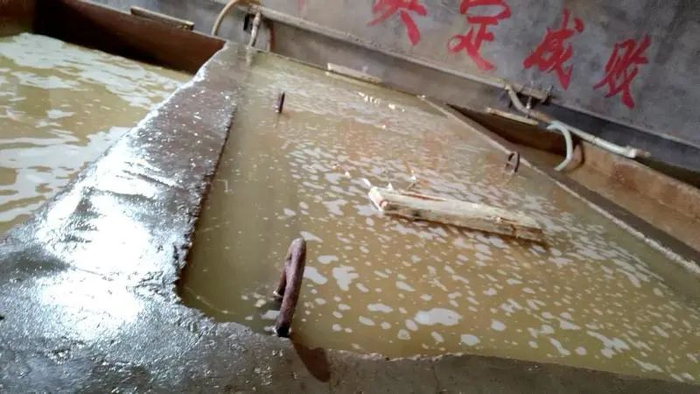 ▲2月27日，蠡县耿庄村一处水洗加工厂里漂白山药用的水池，池子里能同时放入3000斤山药，需要浸泡约一个小时。新京报调查组 摄