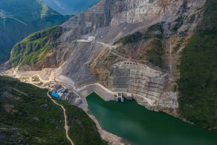 图为空中俯瞰红石岩堰塞湖综合水利枢纽工程。江文耀 摄