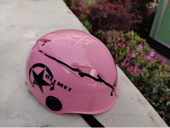 △粉色的7元头盔在轻抛后便开裂