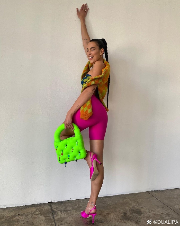 利帕总在社交媒体上分享自己的穿搭。